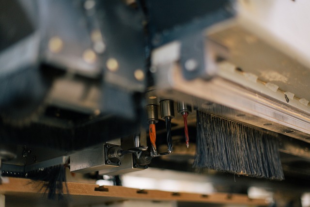 A precisão da usinagem CNC, integração com tecnologias digitais e versatilidade de materiais, combinados com o potencial da IA, IoT e uma crescente demanda por produtos de alta qualidade, posicionam a usinagem CNC como uma tecnologia que continuará evolui